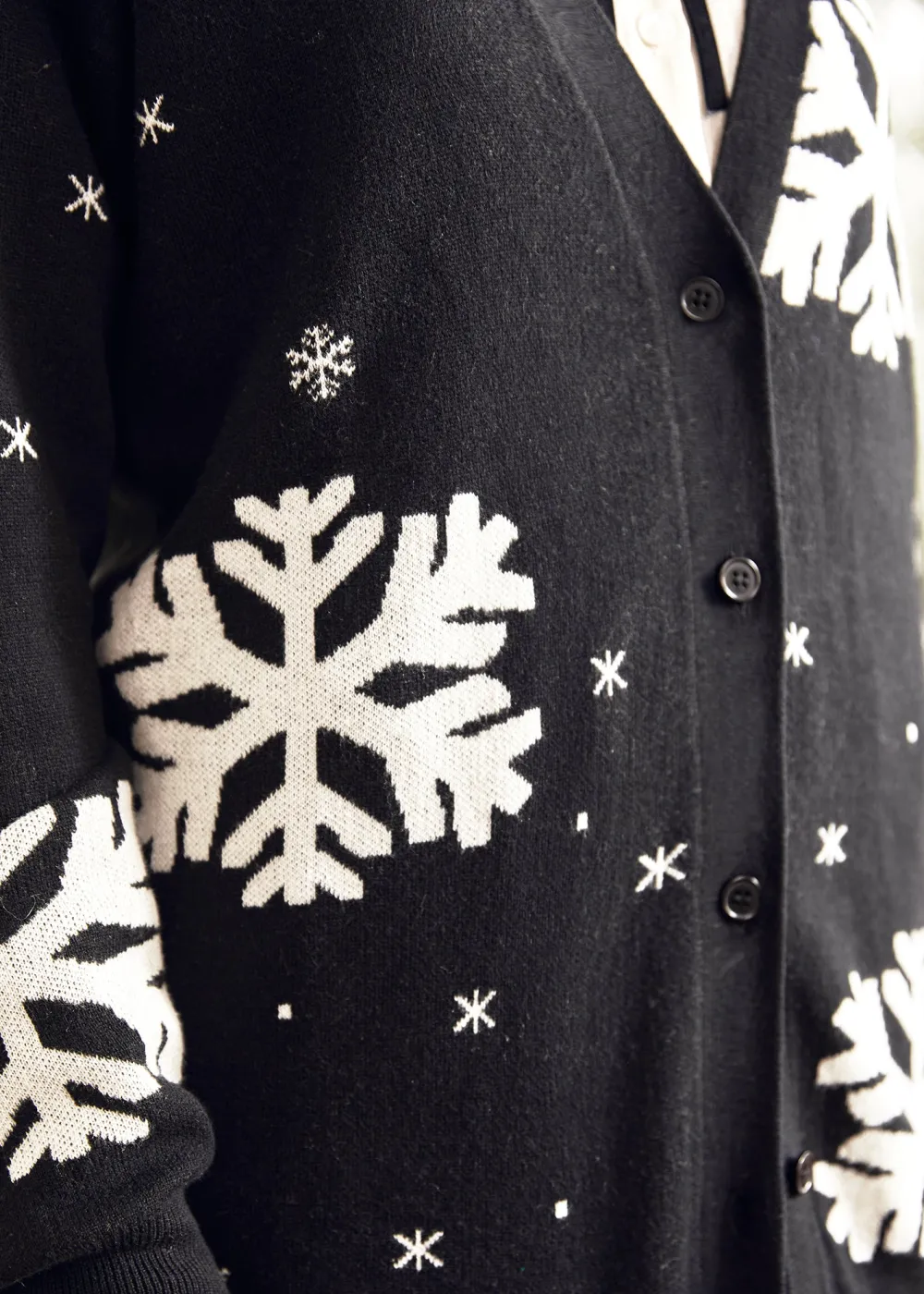 Whispers of Winter Snowflake Sweater Eclipse Noir Outlet